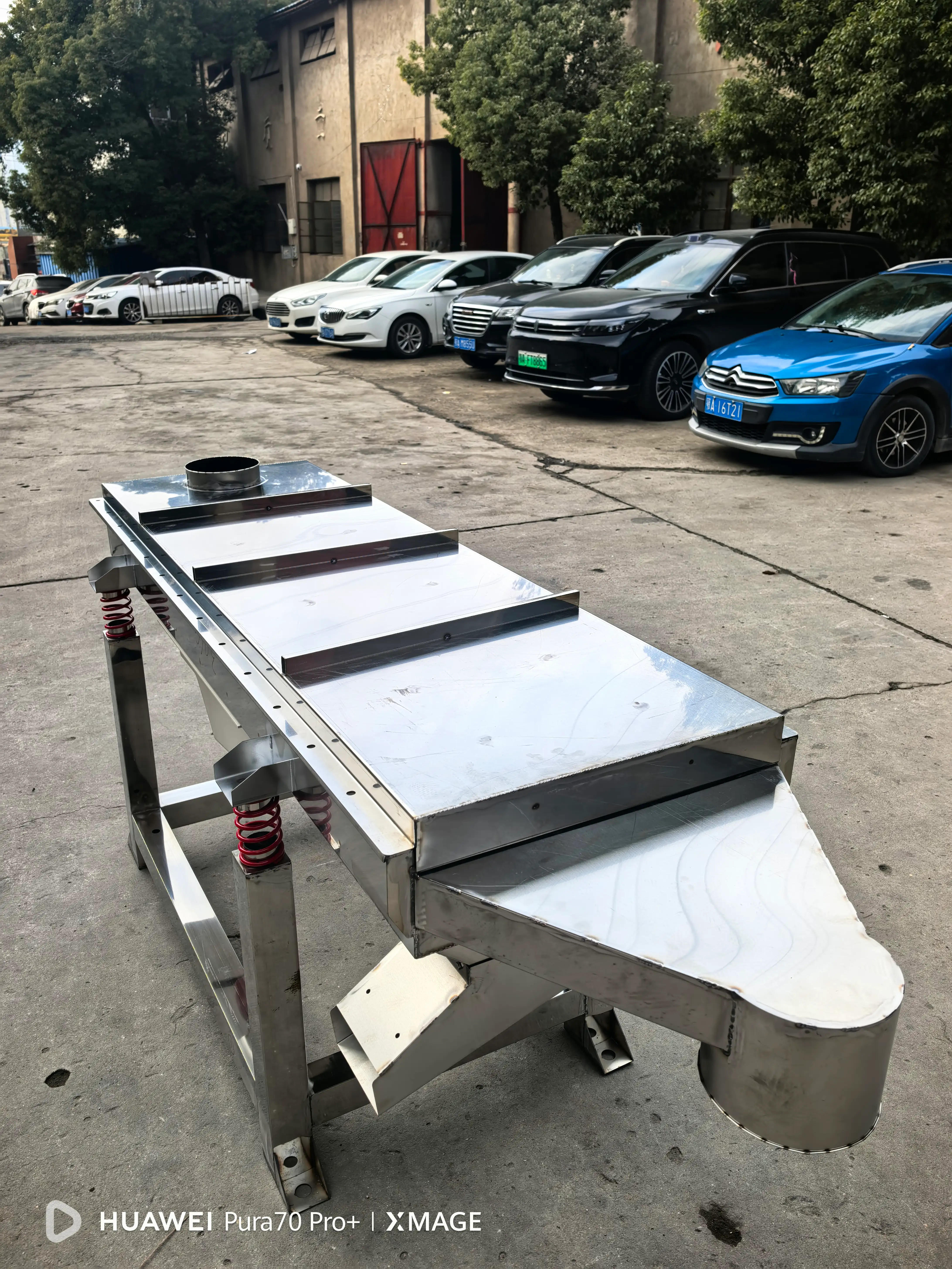 Shen Gong vibrating screen with a full cover and customized discharge arrangement