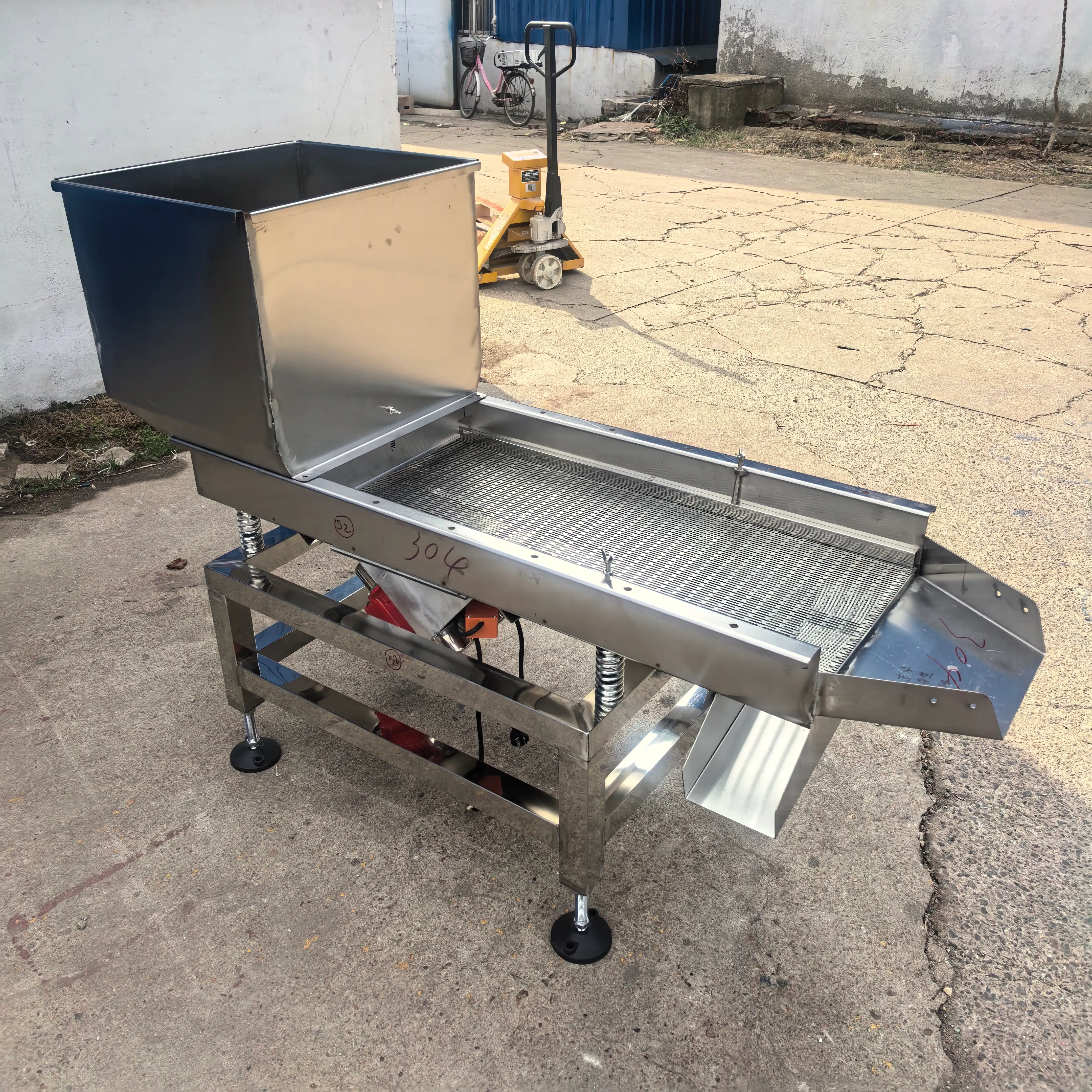 Shen Gong linear vibrating screen with a customized feed hopper