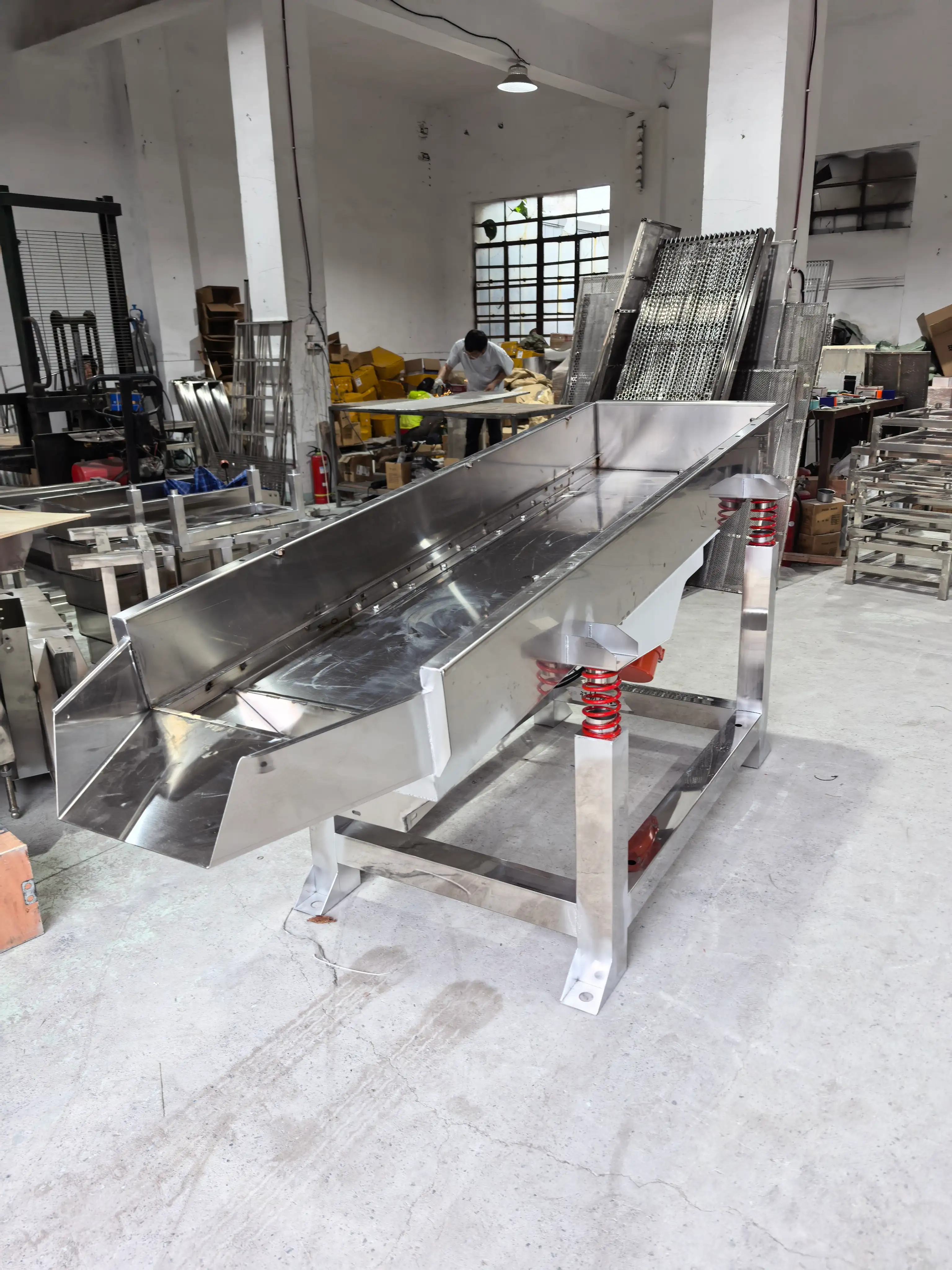 Shen Gong elevated linear vibrating screen customized with a higher frame